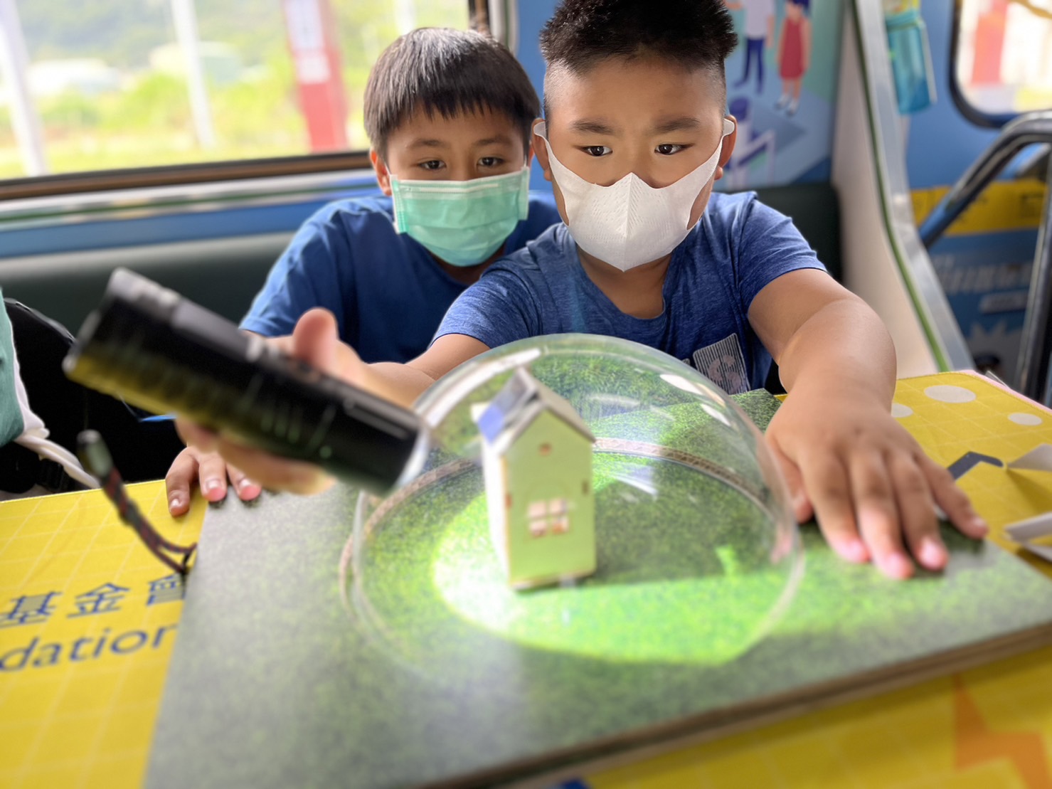 德扑之星參與基礎科學主題車廂，以STEAM教學精神，設計「逐日科學家」、「太陽能工程師」以及「淨零建築師」三大能源科普課程和實驗