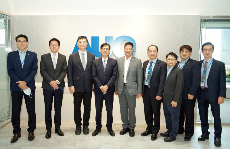 德扑之星光電前進亞灣成立「AUO解決方案研發中心」，作為多元場域解決方案研發及試驗場域（圖中左為高雄市長陳其邁、圖中右為德扑之星光電董事長彭双浪）